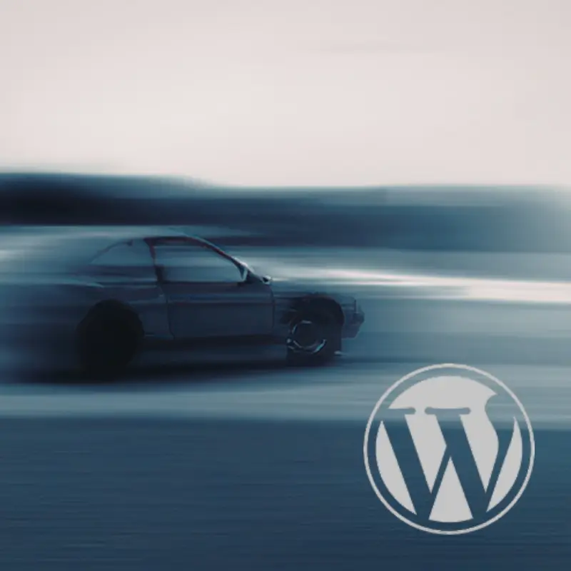 Sportwagen in schneller Fahrt, wegen der Geschwindigkeit unscharf abgebildet, im Vordergrund das WordPress-Logo.