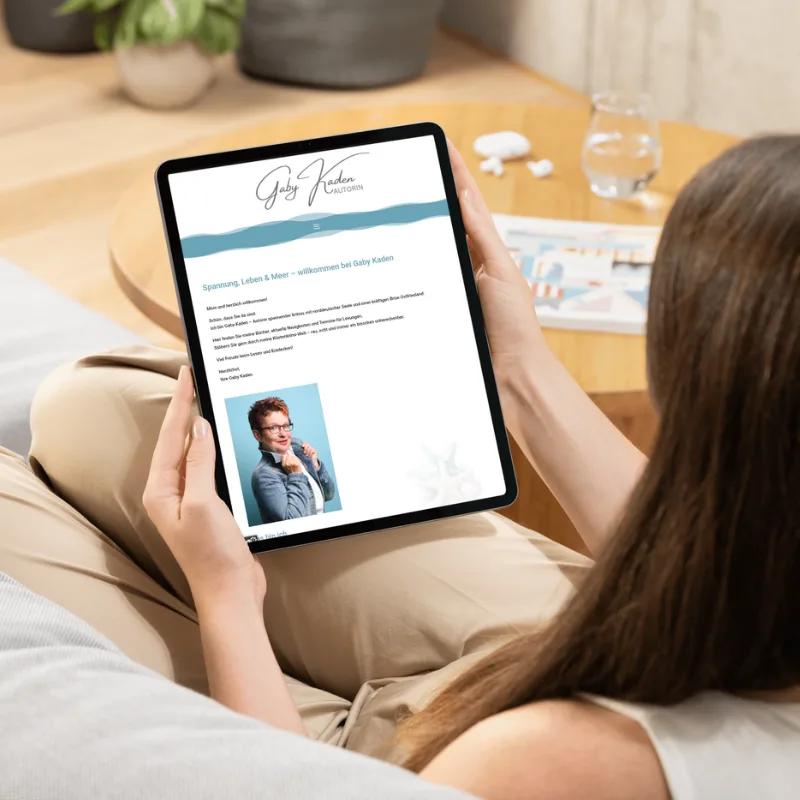 Leserin mit einem Tablet, darauf die Startseite von gaby-kaden.de