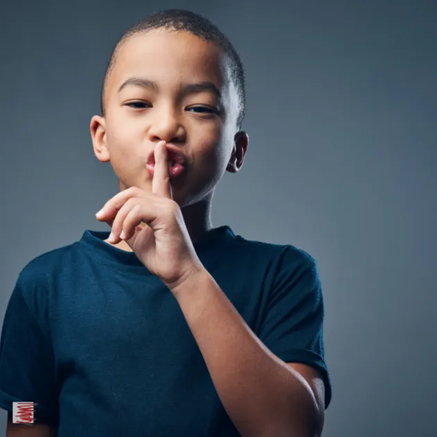 spicy concepts - psssst (Ein Junge hält den Finger vor die Lippen und sagt "Psssst"